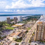 Vista aérea da cidade de Daytona Beach