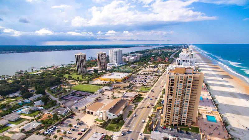 Vista aérea da cidade de Daytona Beach