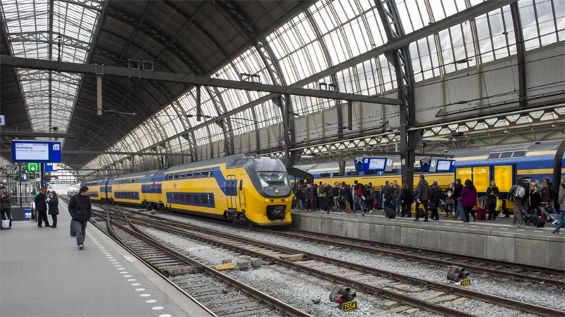 Trem em Amsterdã na Holanda