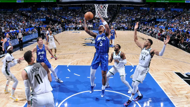 Jogador de basquete NBA do Orlando Magic fazendo cesta