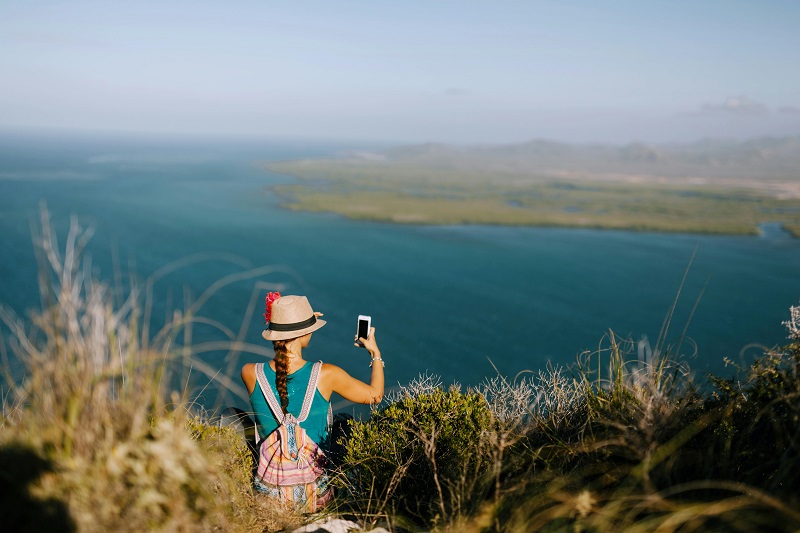 Menina tirando foto com o celular na Califórnia