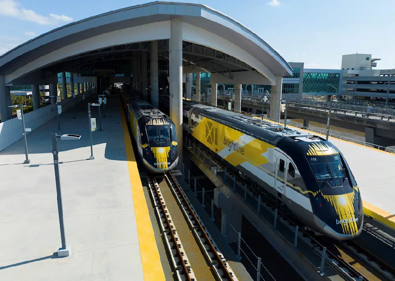 Trens Brightline na estação na Flórida