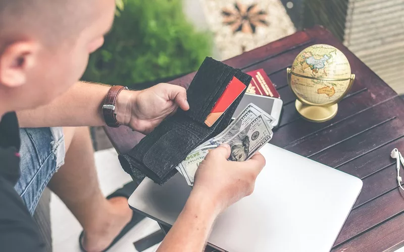 Turista organizando dólares para viajar