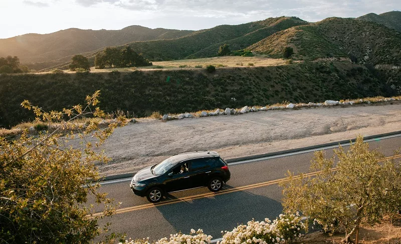 Viagem de carro em estrada da Califórnia