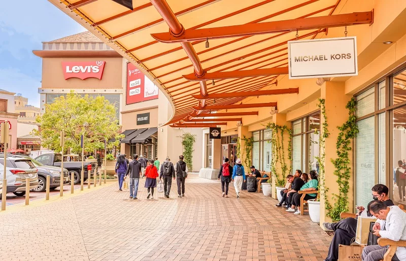 Turistas fazendo compras no Citadel Outlets