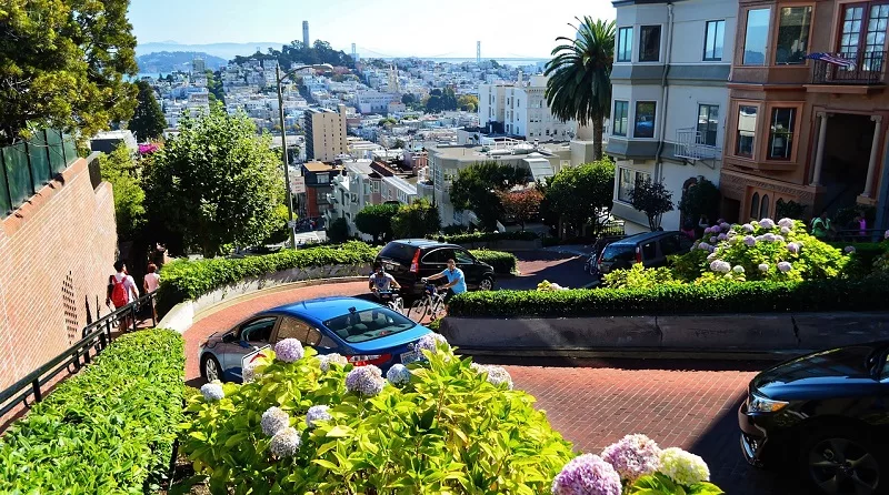 Carros na Lombard Street em San Francisco