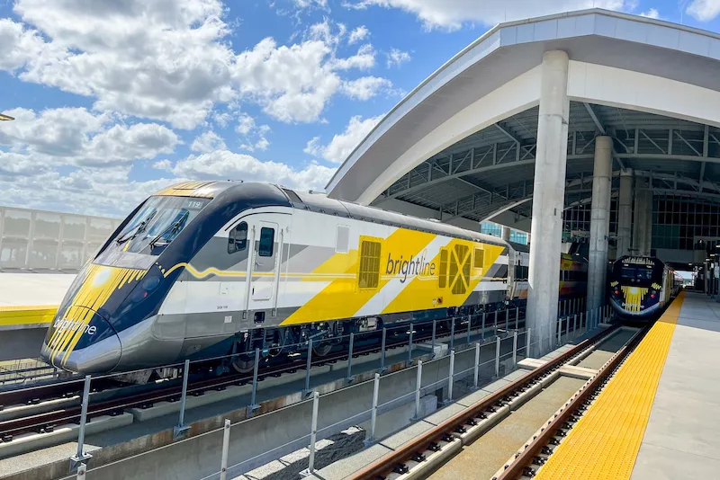 Trem Brightline na estação na Flórida