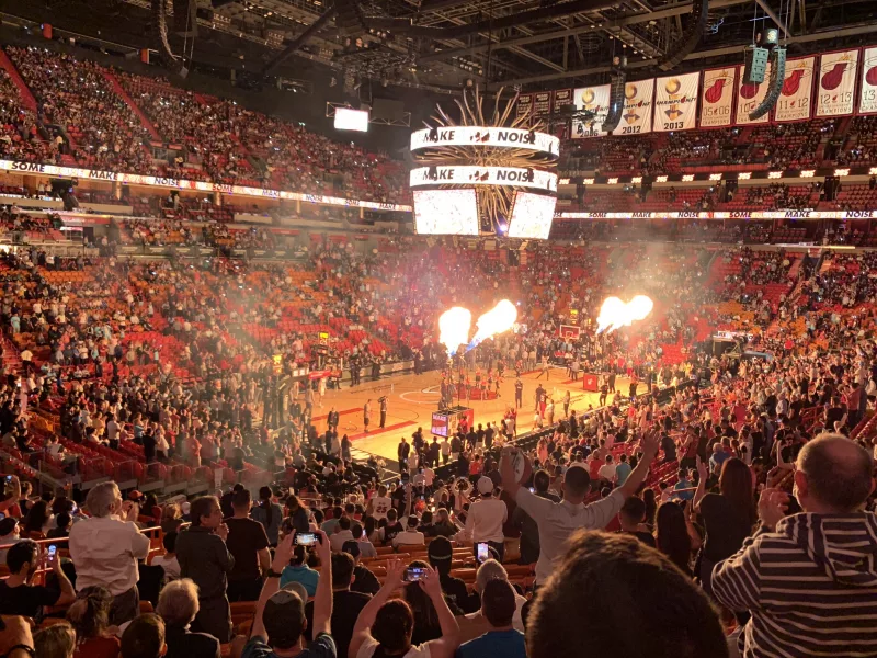 Partida de basquete NBA do Miami Heat na arena Kaseya Center em Miami