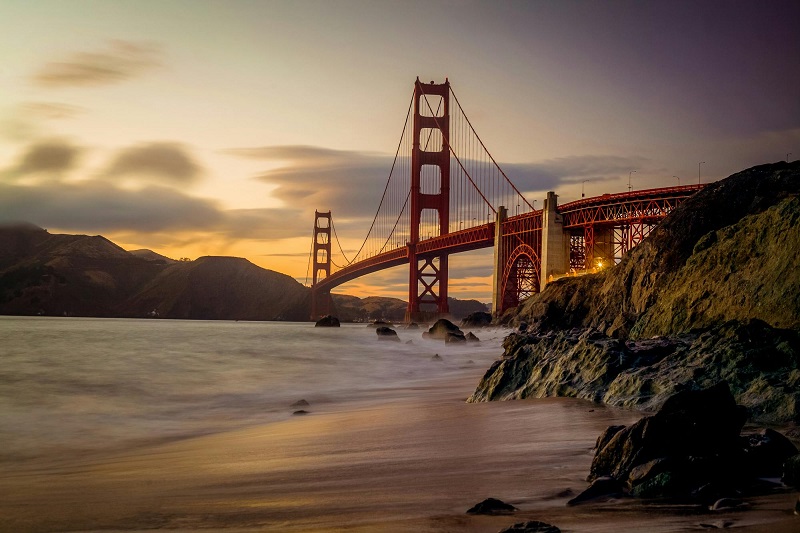 Ponte Golden Gate e pôr do sol lindo em São Francisco 