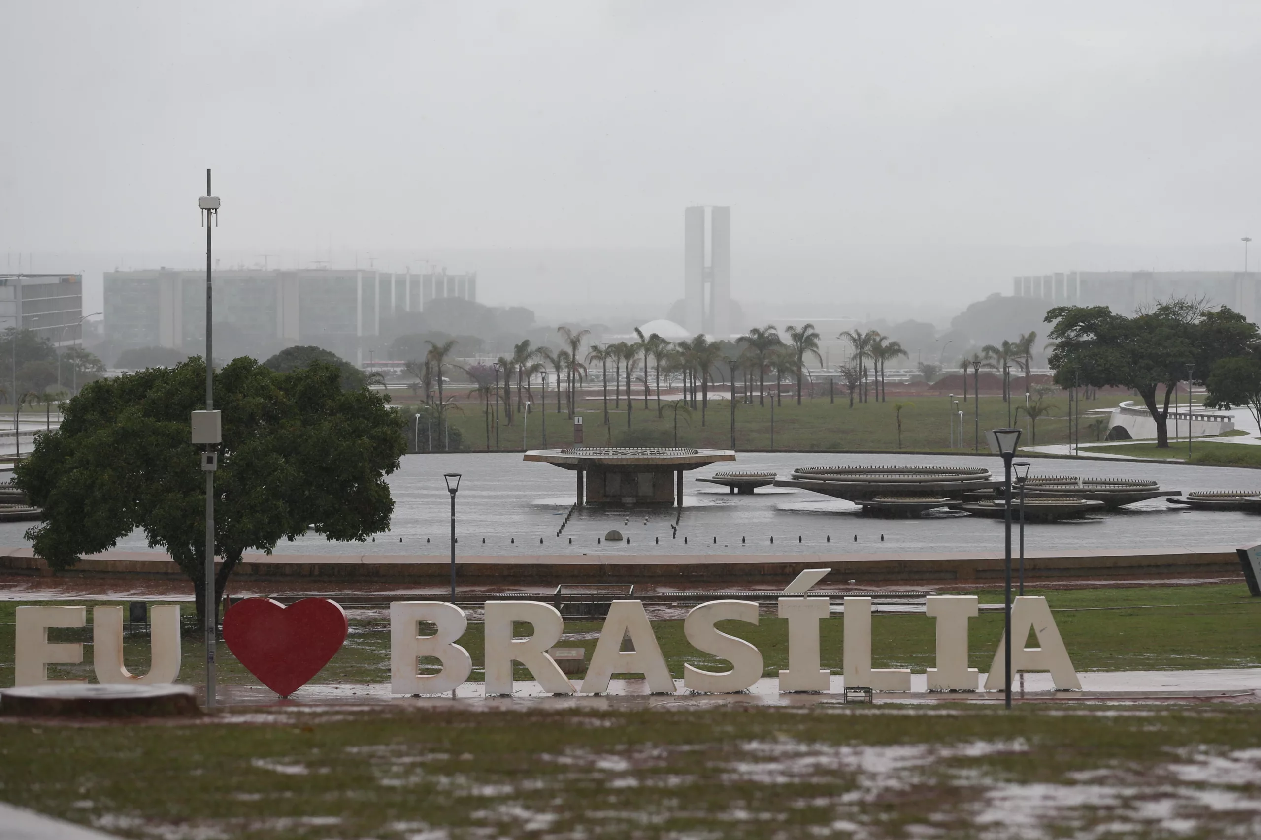 Brasília - O Distrito Federal amanheceu nublado e com chuva na manhã deste sábado (23)  (José Cruz/Agência Brasil)