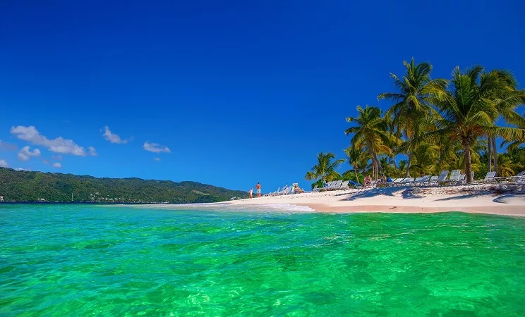 Praia de Punta Cana com mar cristalino