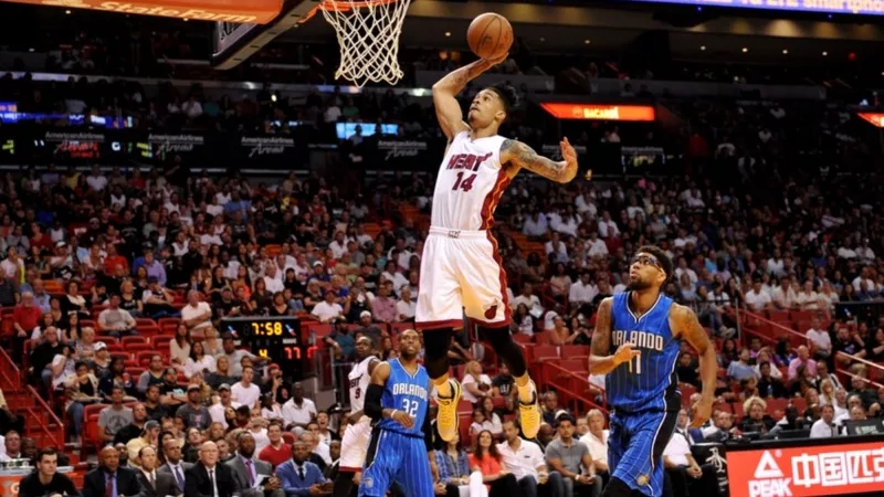 Jogador de basquete NBA do Miami Heat fazendo cesta