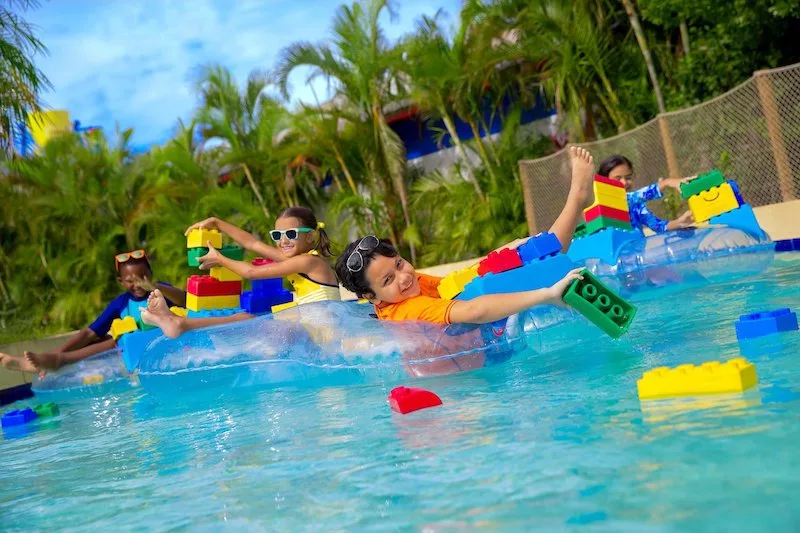 Crianças brincando em piscina no Legoland Water Park em Orlando