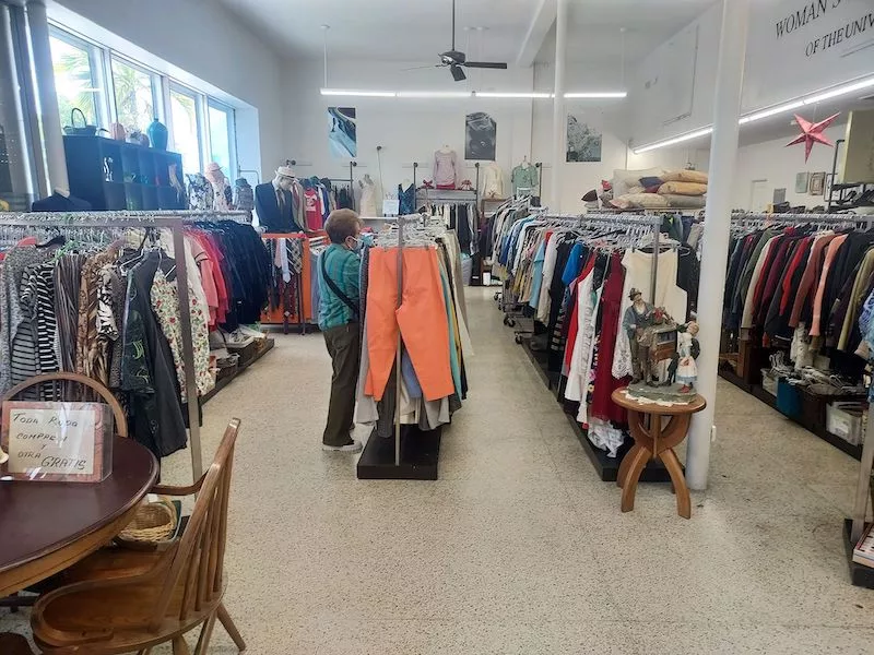 Interior do brechó Bargain Box Thrift Shop em Miami