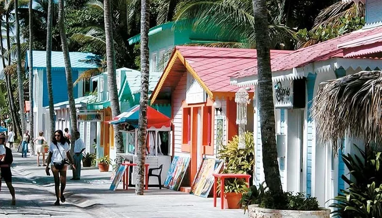 Turistas caminhando no centro de Punta Cana