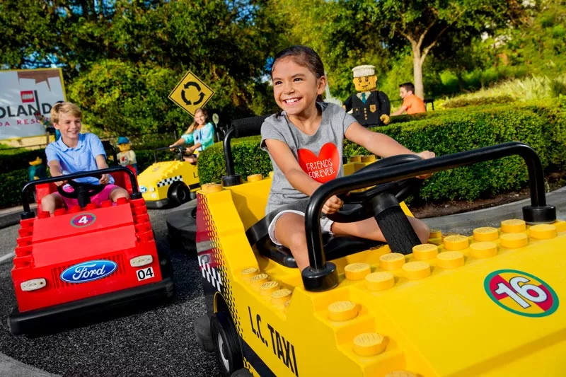 Crianças dirigindo em atração no Legoland Florida