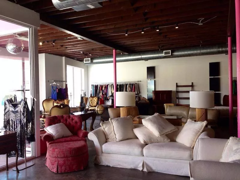 Interior do brechó Lotus House Thrift Chic Boutique em Miami