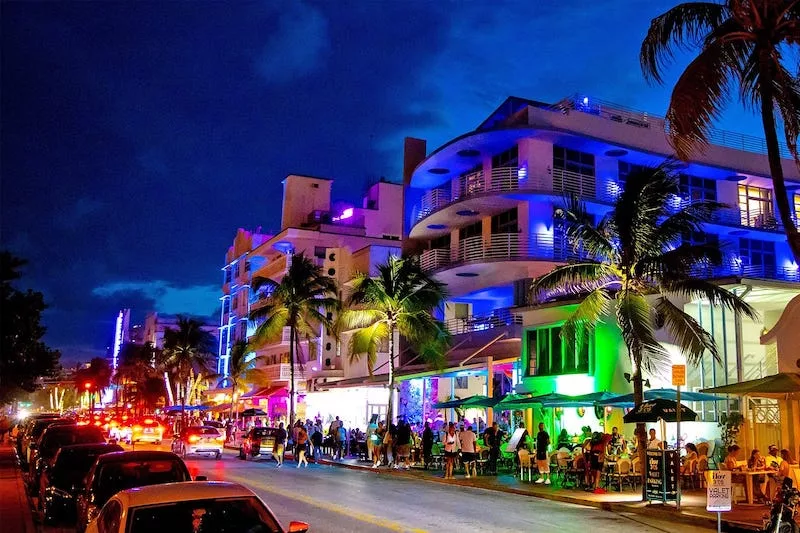 Restaurantes na avenida Ocean Drive à noite em Miami