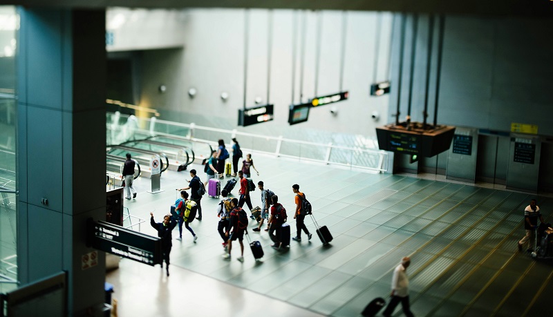 Turistas saindo do aeroporto na Califórnia