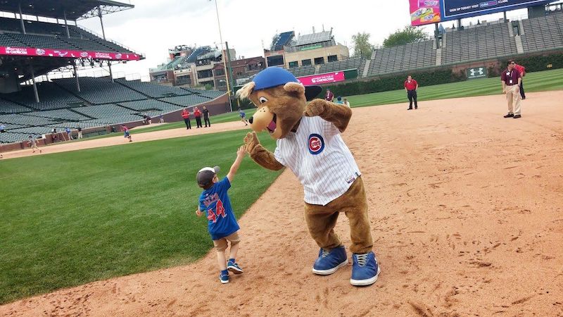 Criança no Wrigley Field em Chicago