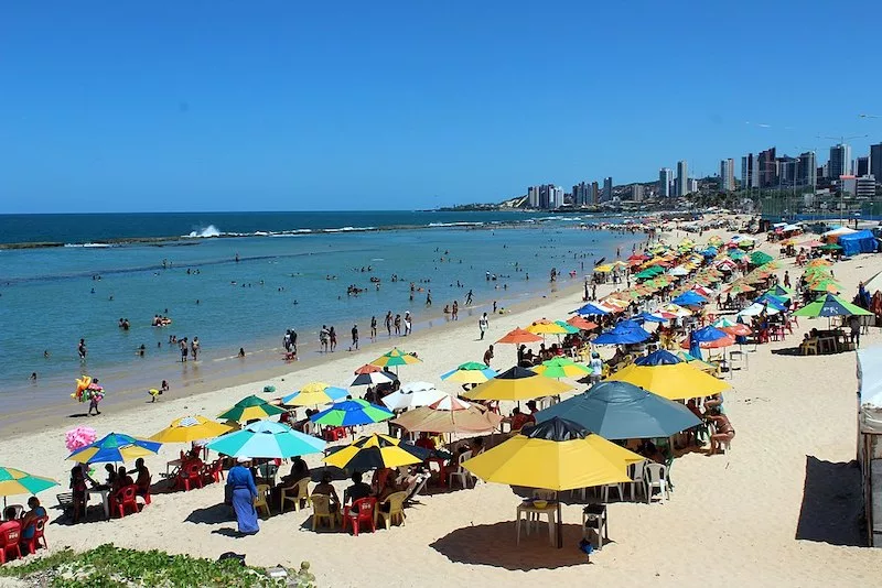 Pessoas na Praia do Forte em Natal