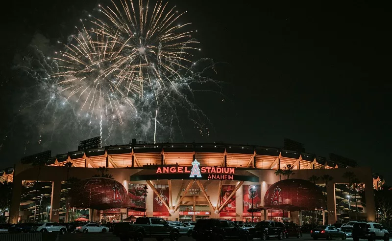 Carros no Angel Stadium em Anaheim