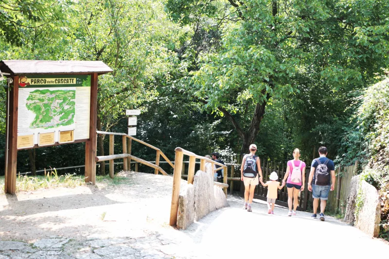 Família no Parco delle Cascate di Molina em Verona