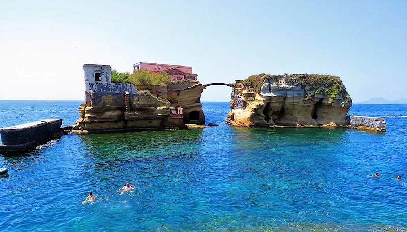 Praia na Ilha de Gaiola em Nápoles