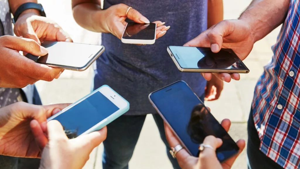 Pessoas usando celular na Costa Azul