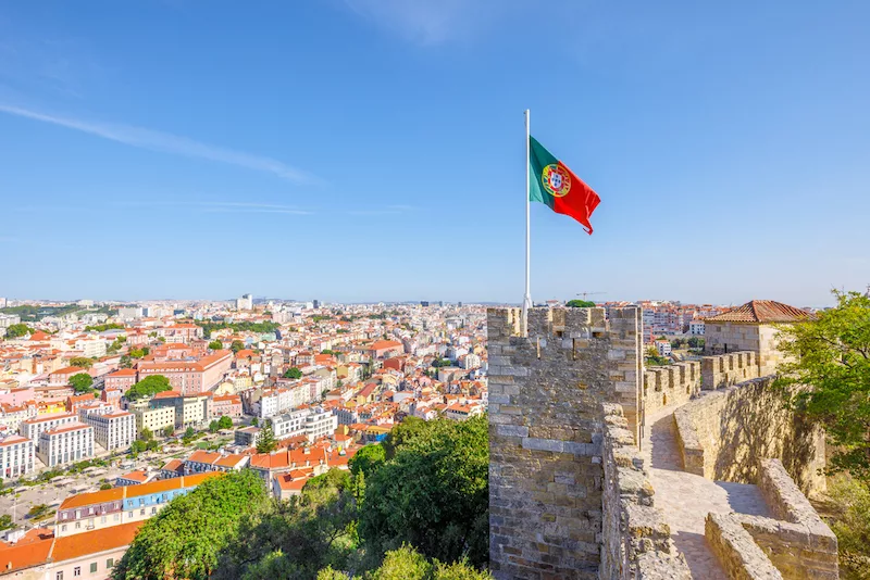 Bandeira de Portugal no Castelo de São Jorge em Lisboa