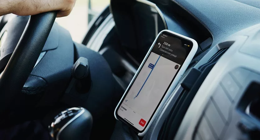 Celular com GPS em viagem de carro
