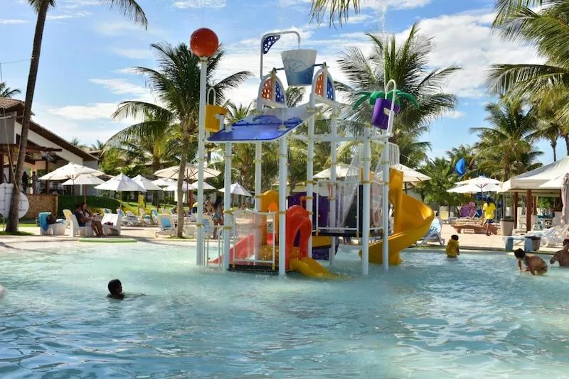 Crianças brincando no resort e parque aquático AcquaPipa