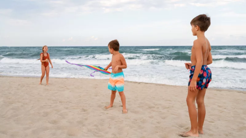 Crianças brincando na praia em Pipa