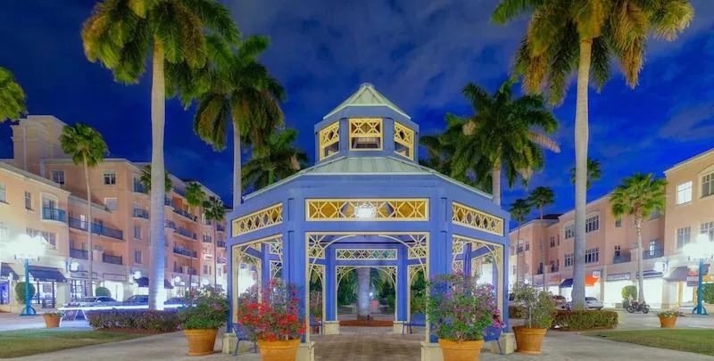 Mizner Park à noite em Boca Raton