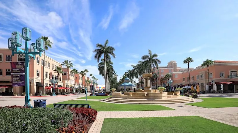 Área do Mizner Park em Boca Raton