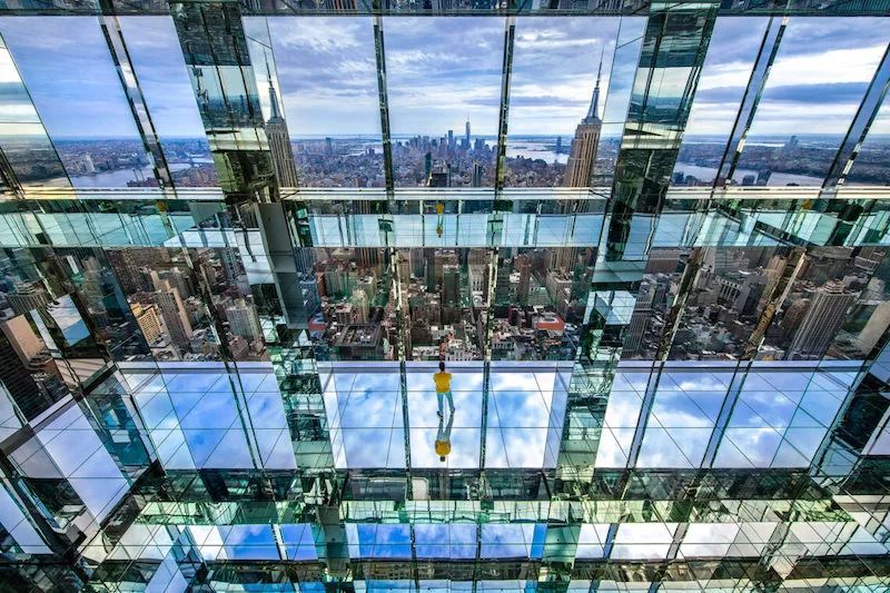 Paredes de vidro e chão espelhado no observatório Summit One Vanderbilt em Nova York