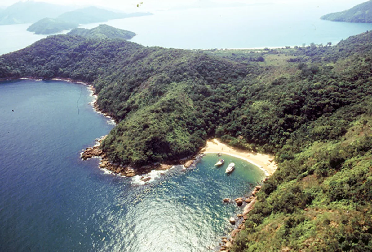 Passeio de lancha pela Ilha Anchieta saindo de Ubatuba