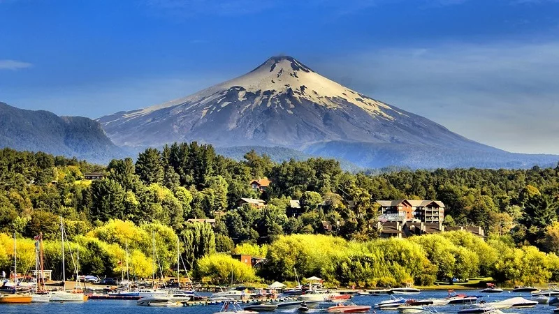 Cidade de Pucón e o vulcão Villarrica ao fundo