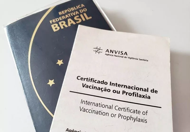 Passaporte brasileiro e certificado de vacinação