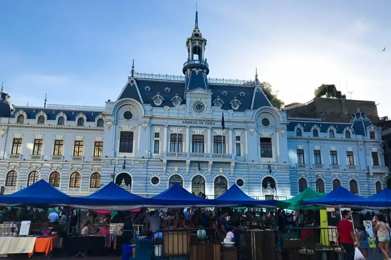 Feirinha na Plaza Sotomayor em Valparaíso