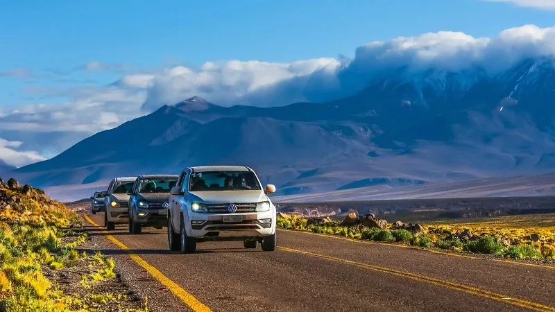 Carros em estrada chilena