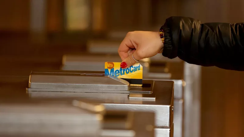 Passando o MetroCard na catraca do metrô em Nova York