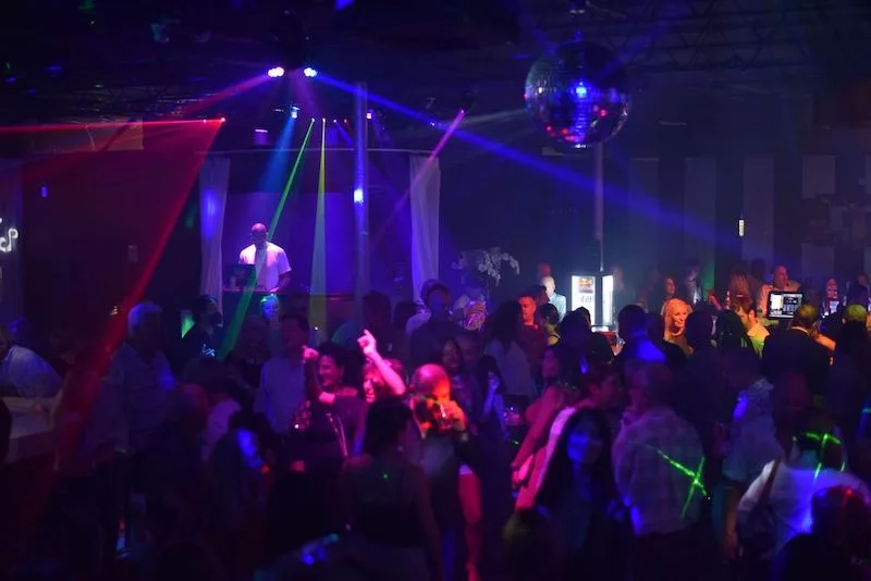 Festa no Cosmo's Nightclub & Lounge em Boca Raton