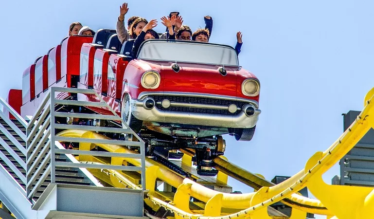 Turistas curtindo montanha-russa no California Adventure Park 