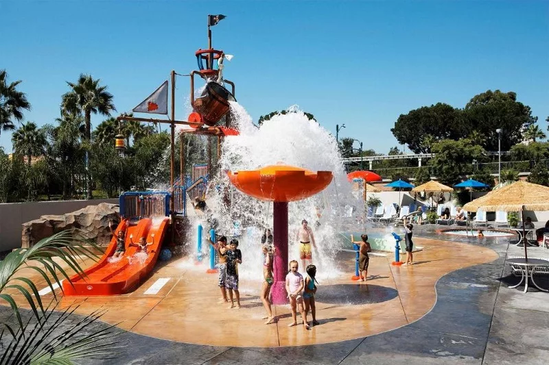 Howard Johnson by Wyndham Anaheim Hotel & Water Playground