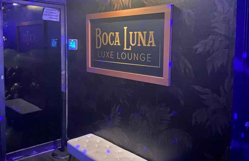 Placa no Boca Luna Luxe Lounge em Boca Raton