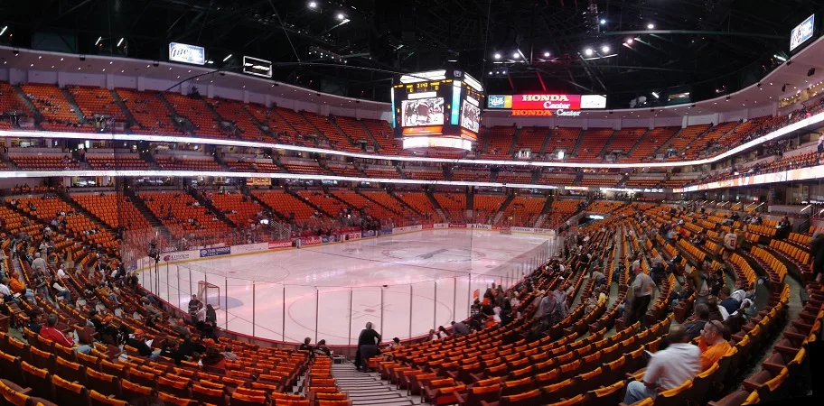 Jogo de hockey no Honda Center em Anaheim