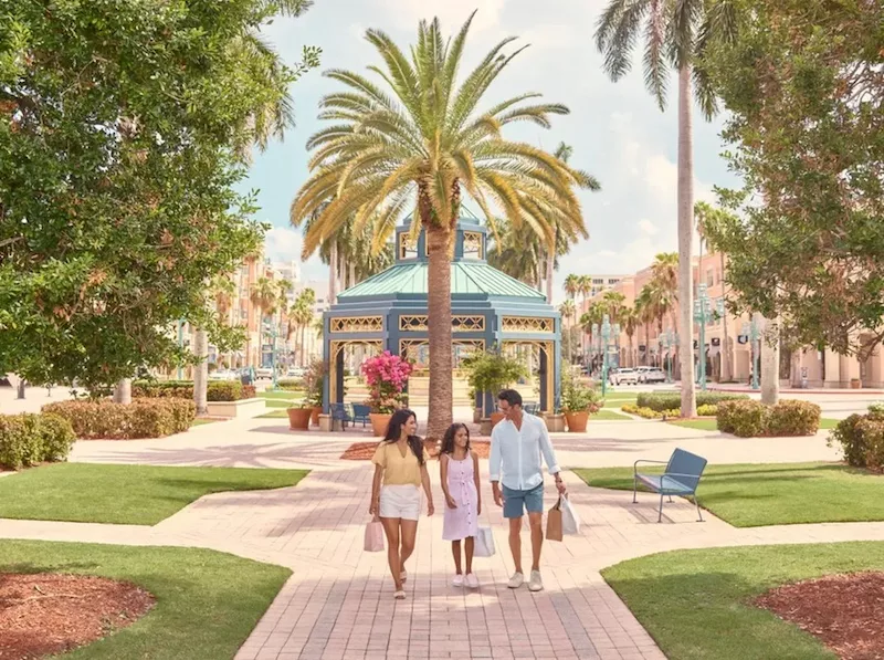 Família fazendo compras no Mizner Park em Boca Raton