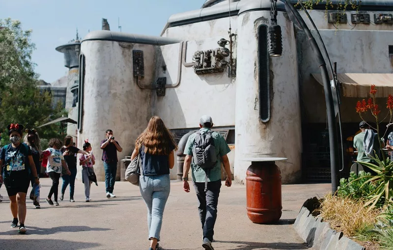 Turistas caminhando na Disneyland Anaheim