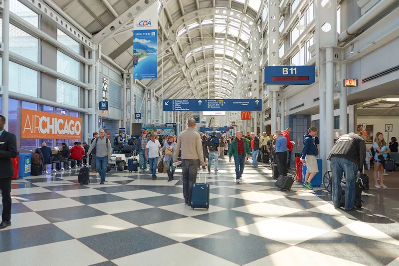 Passageiros andando no aeroporto de Chicago